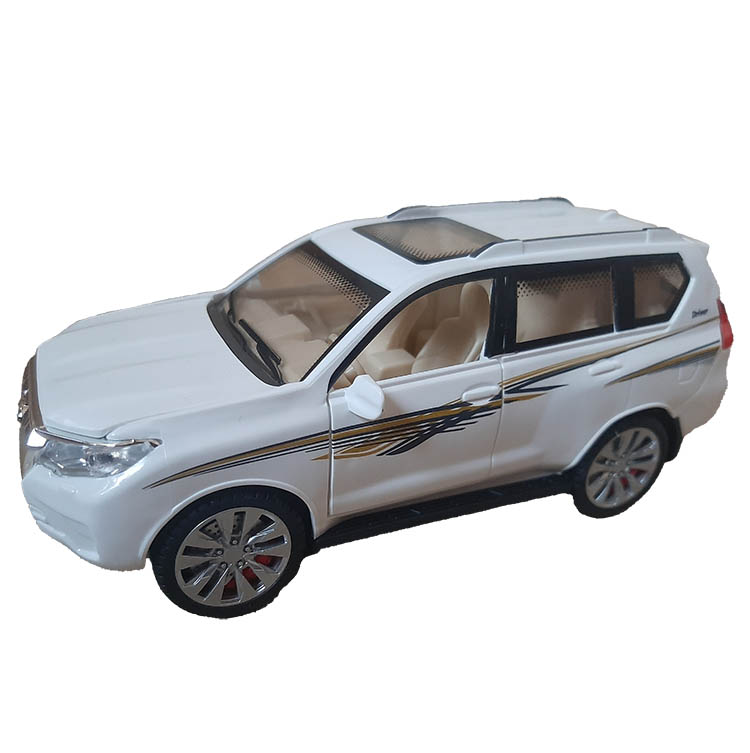 ماکت پلاستیکی ماشین تویوتا لندکروزر موزیکال و چراغدار